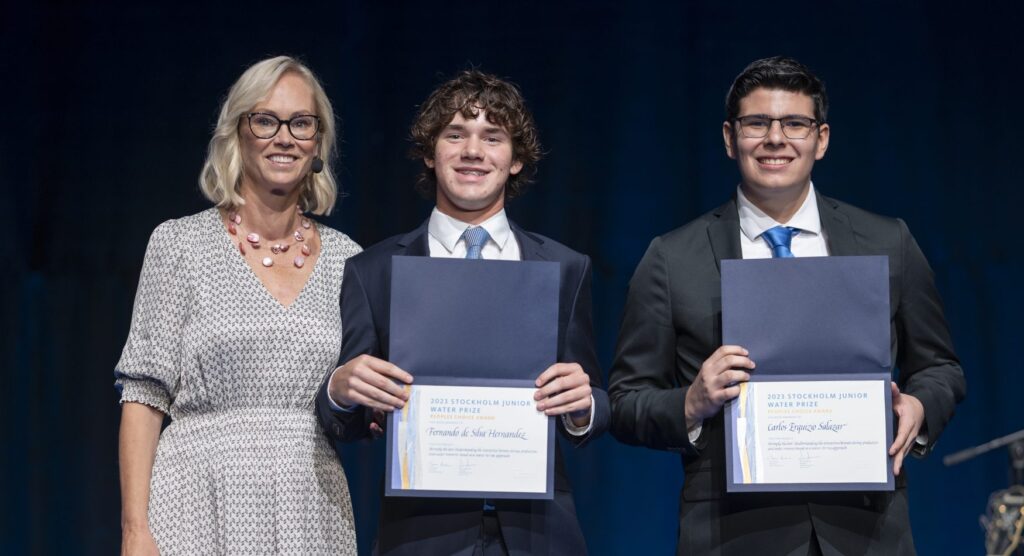 People’s Choice Award 2023 winners Fernando de Silva Hernández & Carlos Erquizio from Mexico with Ania Andersch, Senior Manager, SIWI