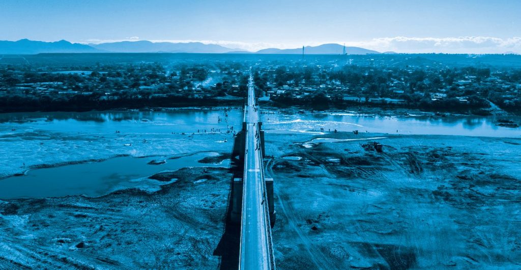 Overview picture of a bridge over a river